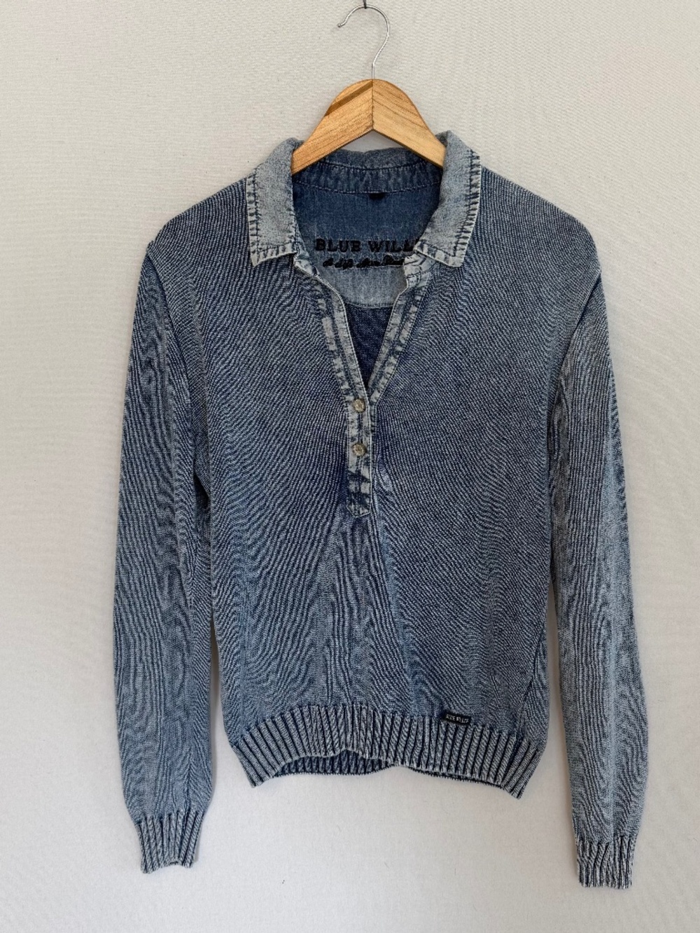 BLUE WILLI’S Women’s Large Soft Denim Blue Collared V-neck Pull Over Sweater